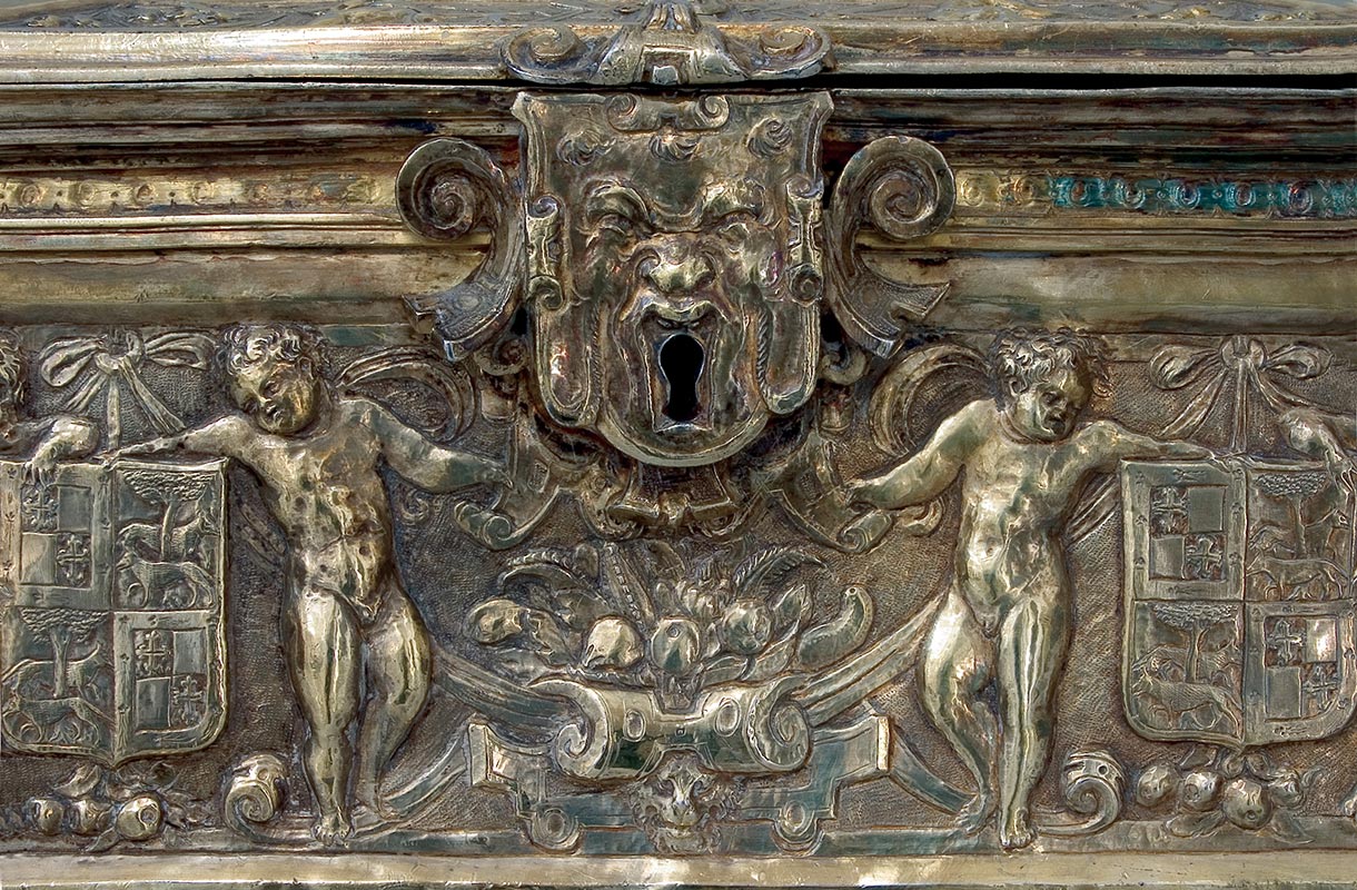 SIGLO XVI: ARQUETA DE PLATA DORADA Detalle de la aldabilla de la cerradura