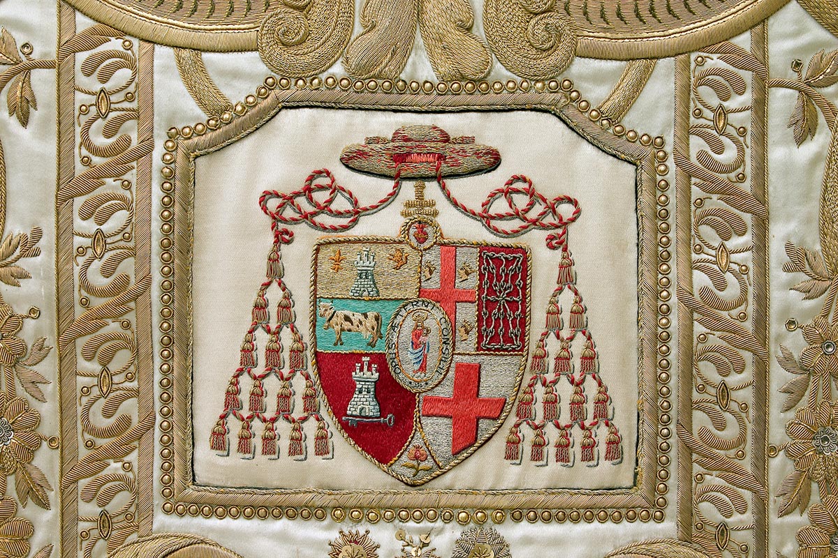 SIGLO XX: CASULLA DE RASO BLANCO Delantero: Escudo del cardenal Casanova