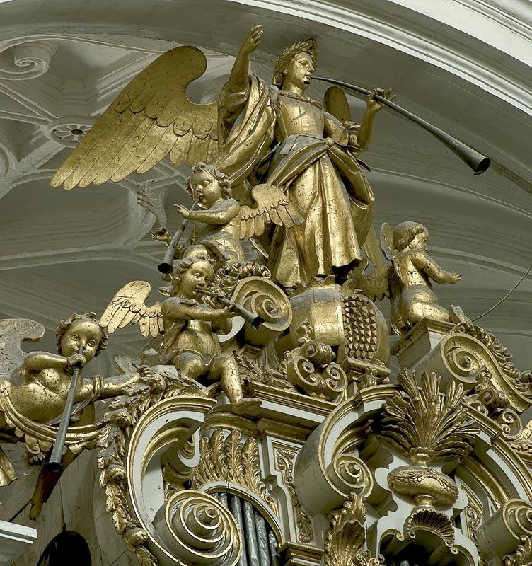 ÓRGANO DEL LADO DEL EVANGELIO Grupo escultórico: Granada y ángeles músicos
